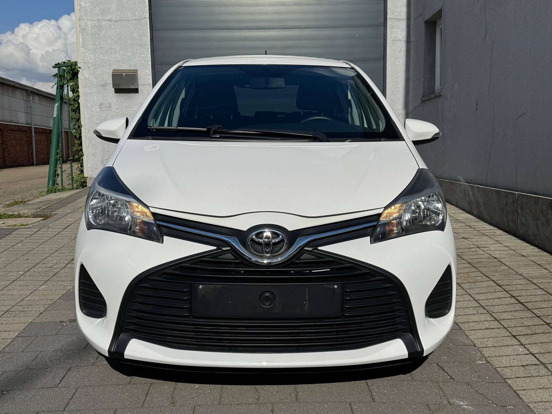 Toyota Yaris Yaris 1.0i 2015 Airco 22000 km garantie, Auto's, Stof, Euro 6, Wit, Bedrijf
