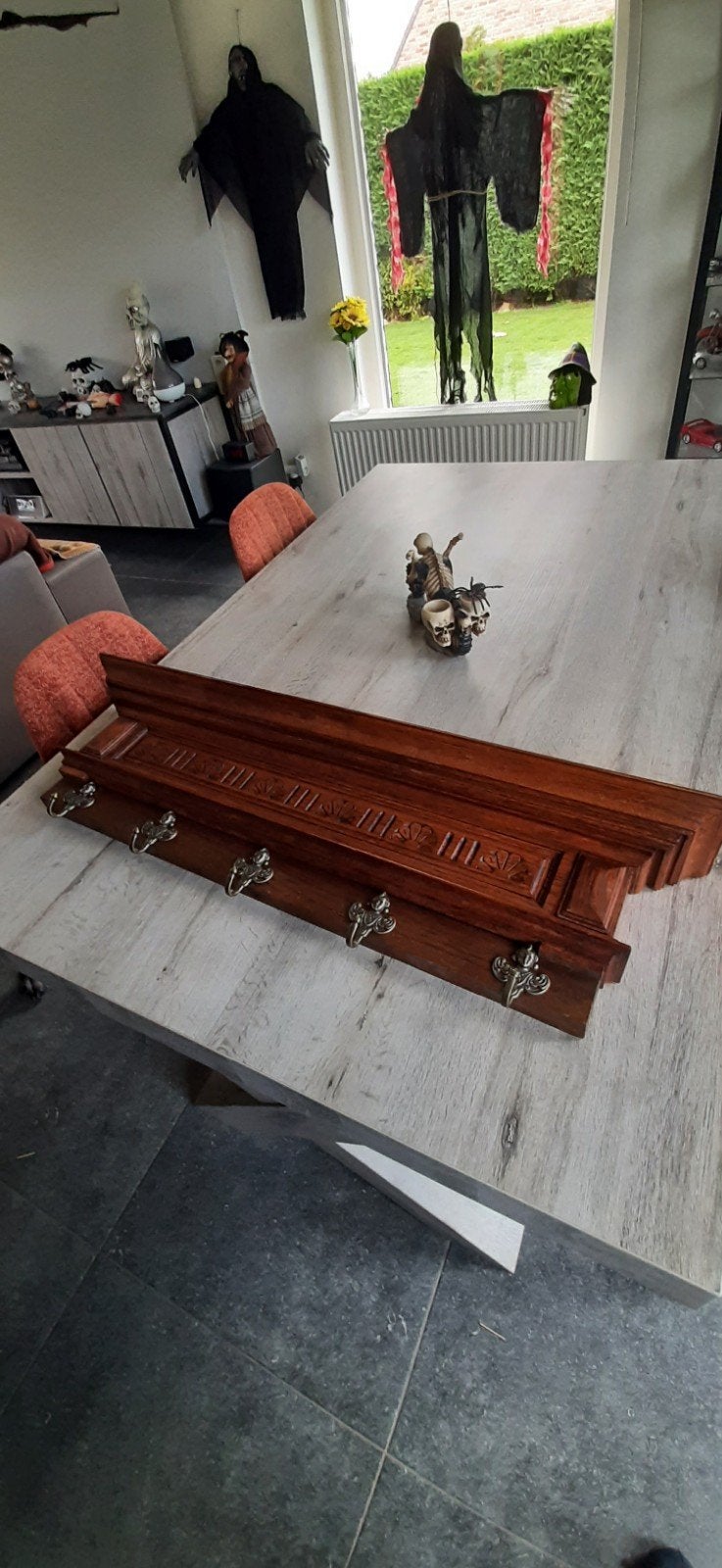 Porte-manteau en bois
Largeur : 94 cm
Hauteur : 26 cm
5 croc, Enlèvement