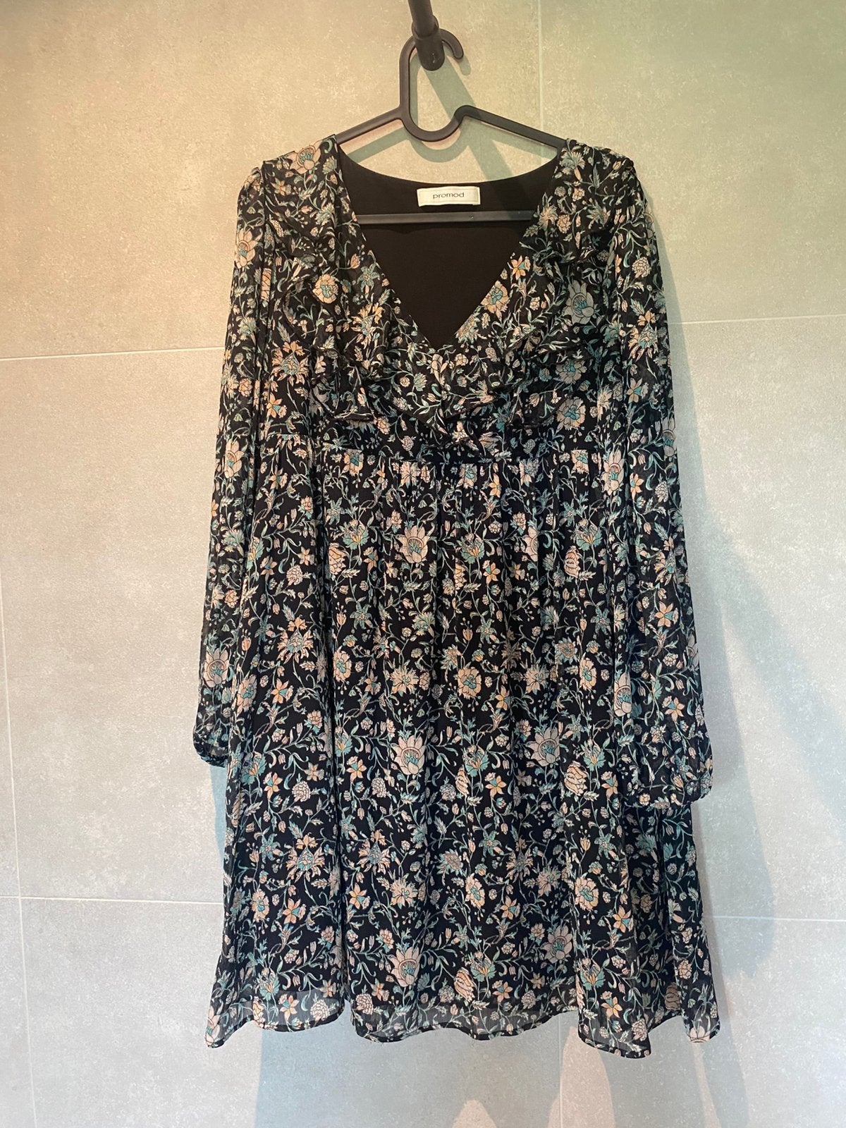 Jolie robe fleurie Promod, Enlèvement ou Envoi, Porté, Noir, Au-dessus du genou