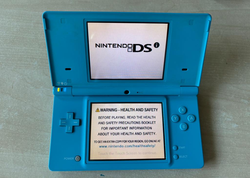 Nintendo DSI + nieuwe lader + 5 games + beschermhoes, Games en Spelcomputers, Spelcomputers | Nintendo DS, Blauw, Dsi, Ophalen of Verzenden
