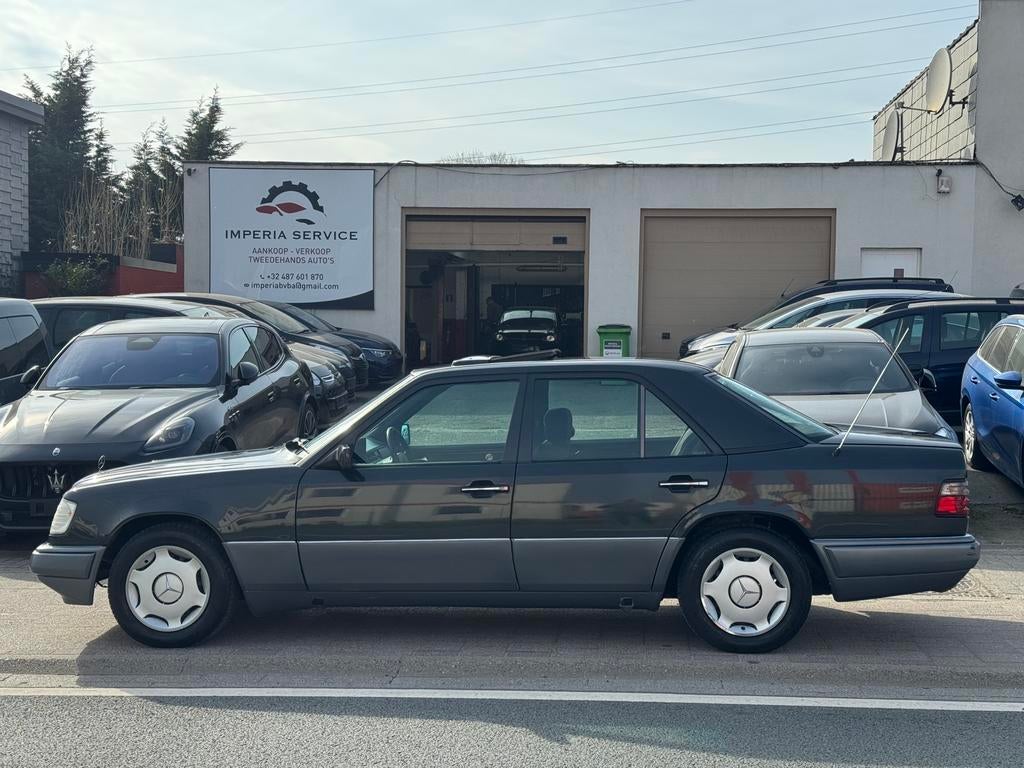 Mercedes W124 E 220 Benzine 148.893 km 1Ste Eigenaar, Auto's, 4 deurs, Achterwielaandrijving, Zwart, Bedrijf