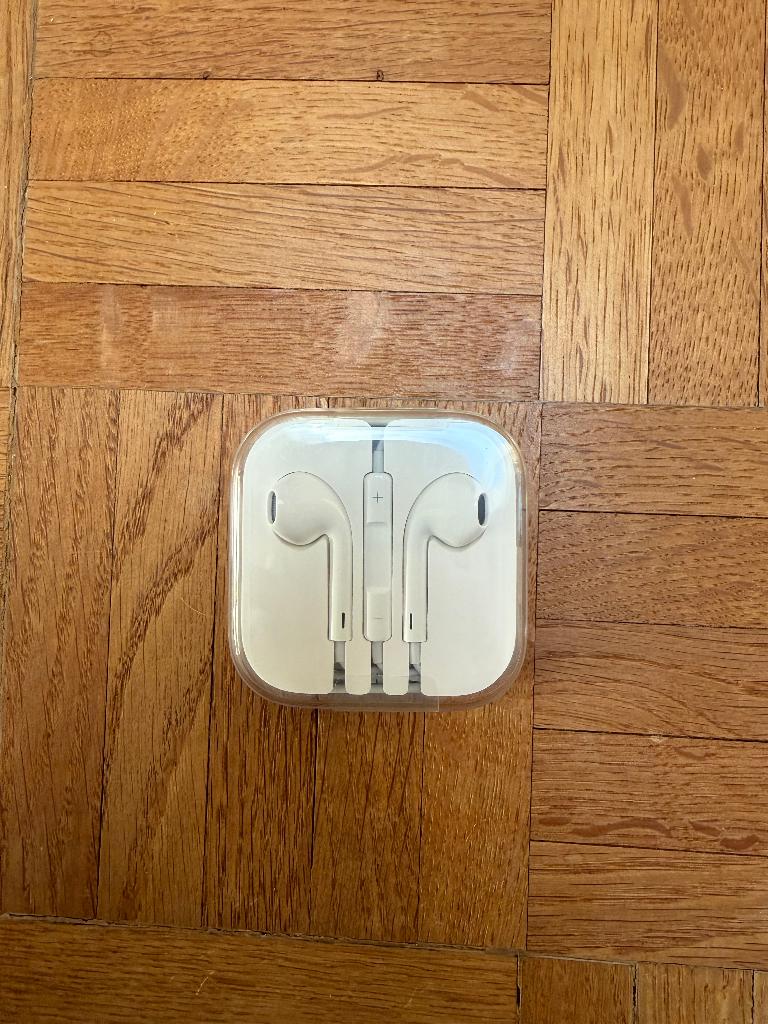 Apple airpods met draad NIEUW!, Telecommunicatie, Mobiele telefoons | Oordopjes, In gehoorgang (in-ear), Nieuw, Ophalen of Verzenden