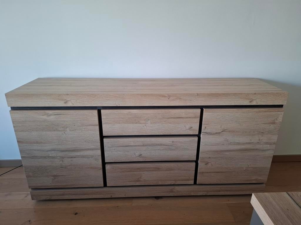 Dressoirkast ,zware eettafel met ijzeren poten,4 stoelen, Enlèvement