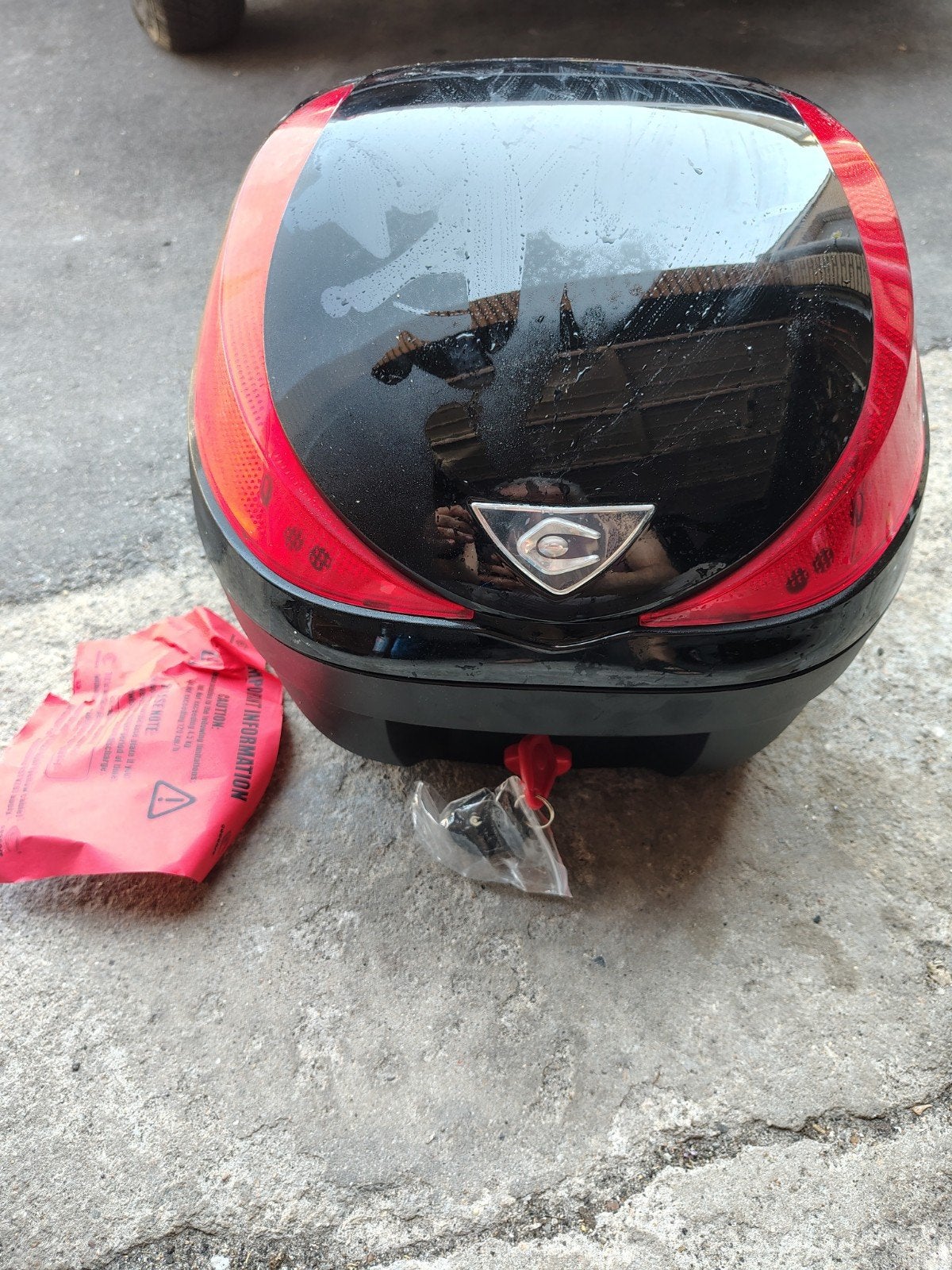 Topkoffer met stop licht en alarm, Motoren, Accessoires | Koffers en Tassen, Ophalen