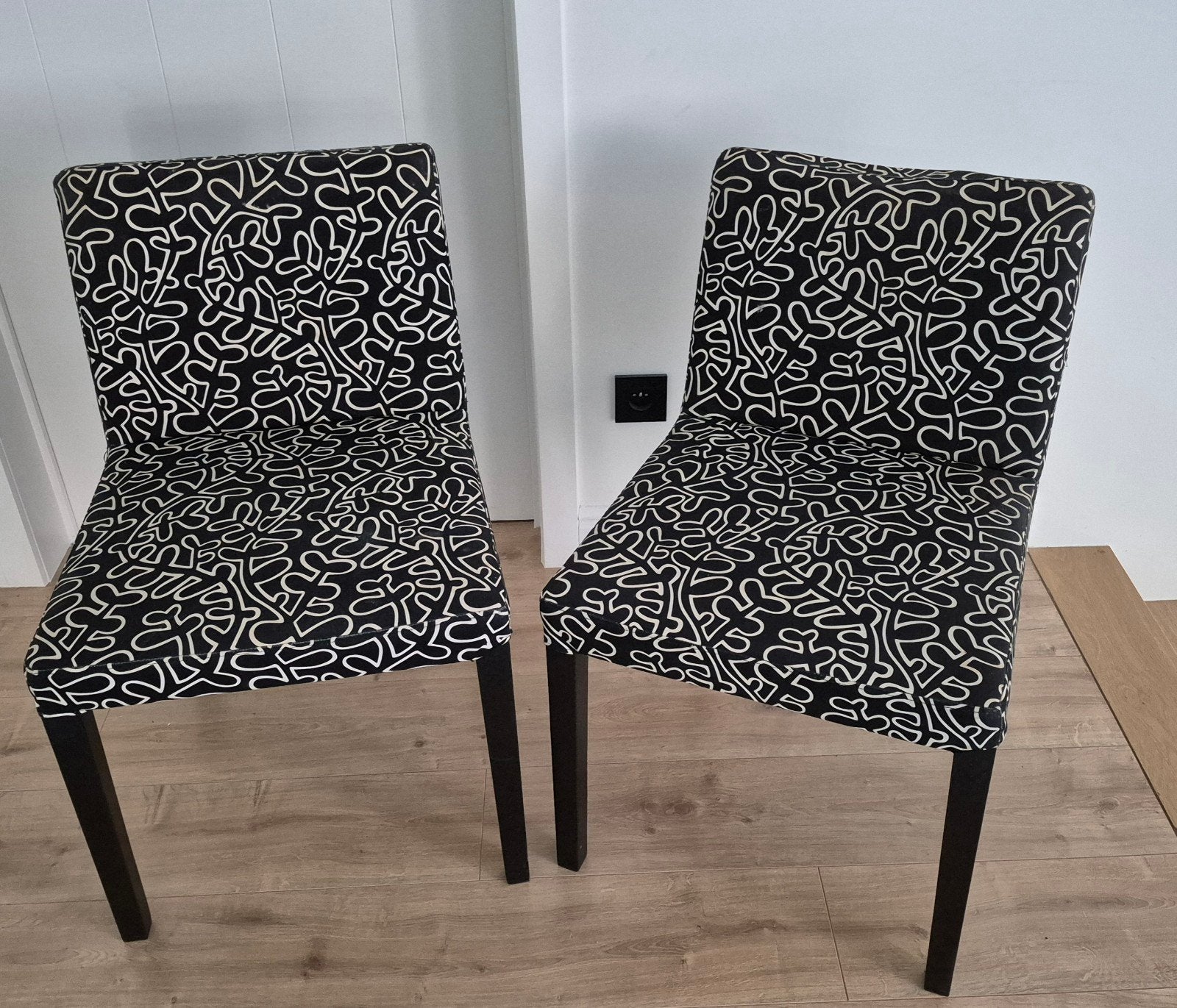 4 IKEA NILS stoelen – stevige set met wasbare hoezen, Ophalen, Hout, Gebruikt, Zwart