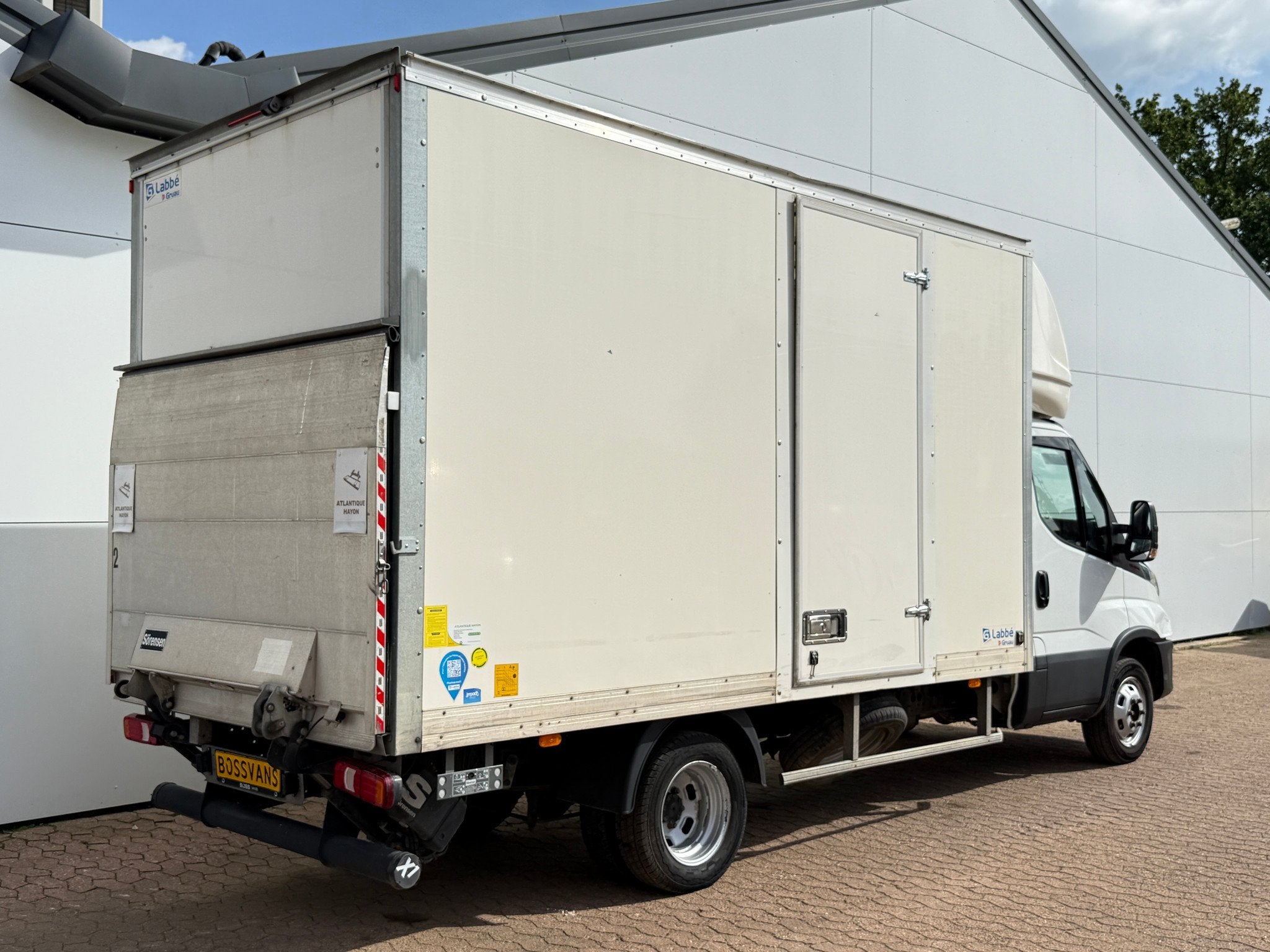 Bakwagen Laadklep Zijdeur Camera Climate Control Bluetooth L, Auto's, Achterwielaandrijving, Euro 6, 4 cilinders, Iveco