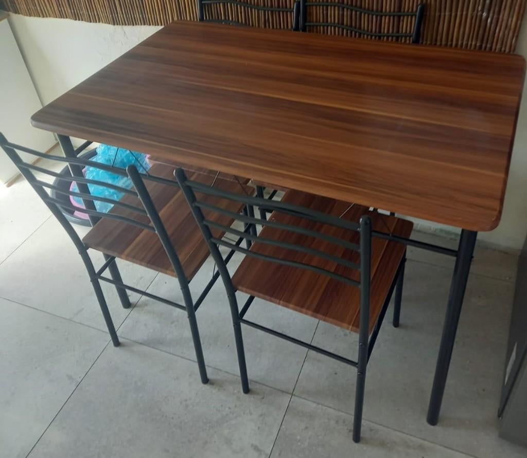 Table rectangulaire en MDF et structure en acier noir., Quatre personnes, Métal, Comme neuf, Enlèvement