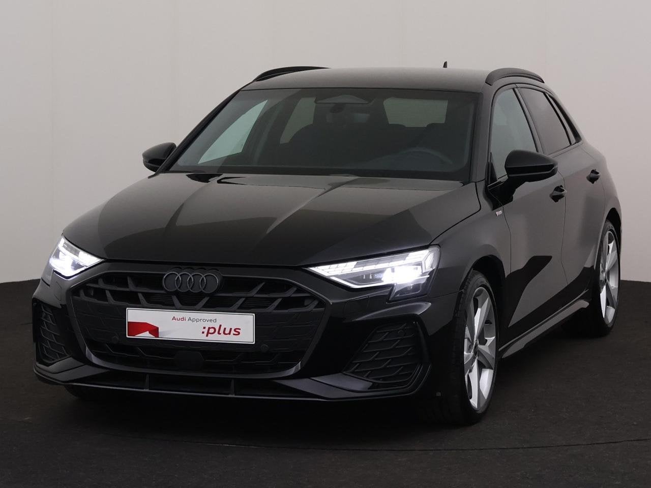 Audi A3 Sportback 30 TFSI MHEV S line S tronic, Automaat, Parkeerassistent, Zwart, A3