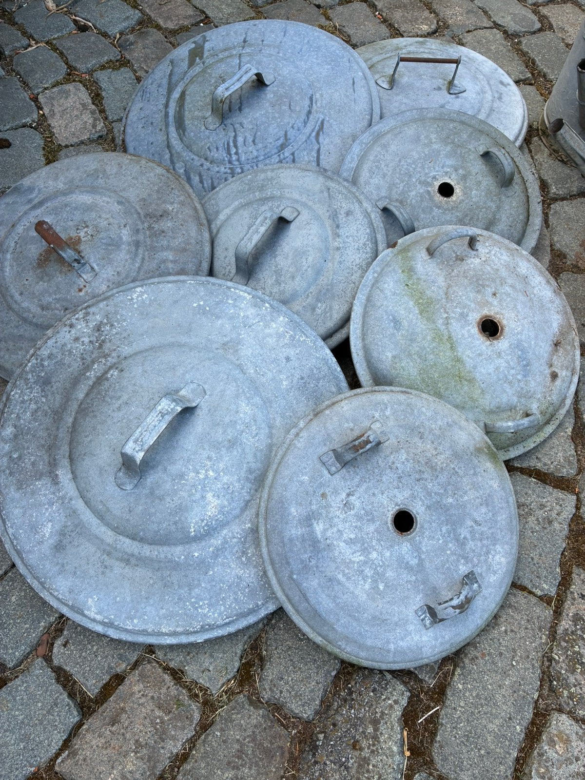 Zinken deksels, Ophalen