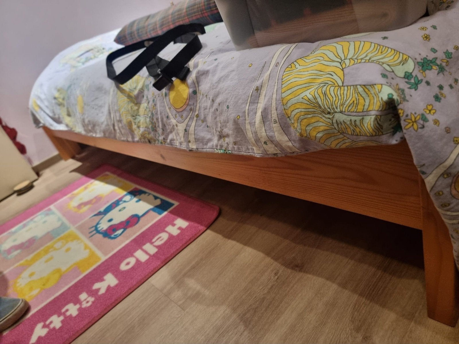 1 persoonsbed met propere matras en nachtkastje, Ophalen, 210 cm, Hout
