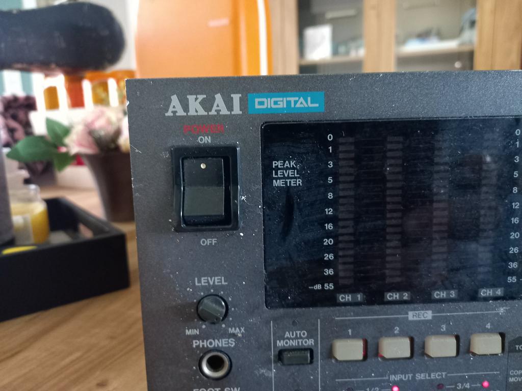 Te Koop: Akai Versterker, Ophalen, Zo goed als nieuw