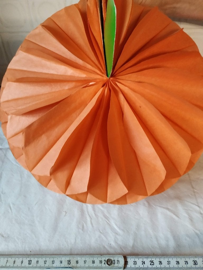 halloween pompoen in papier ongeveer 24cm, Ophalen of Verzenden, Feestartikel