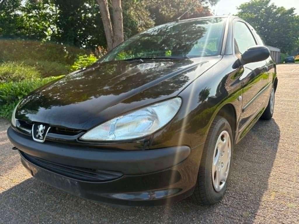 Peugeot 206 automaat 1.4 gekeurd voor verkoop, Auto's, Stof, 139 g/km, 4 cilinders, Zwart