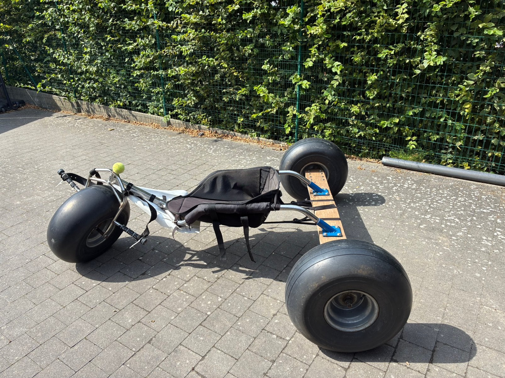 Kitebuggy met verschillende kites en toebehoren, Sports & Fitness, Cerf-volant, Enlèvement, Comme neuf