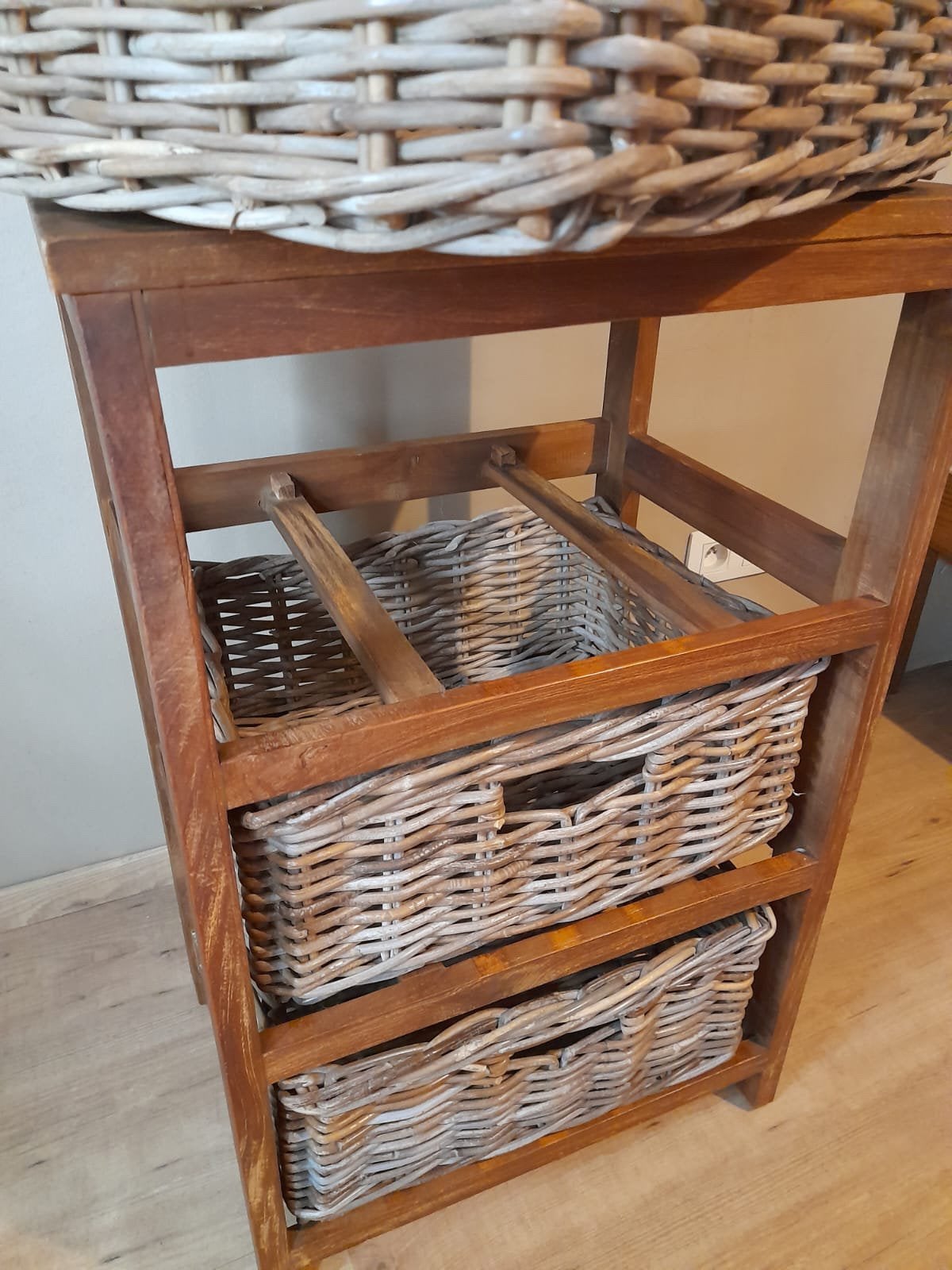 Massief kastje met rotan lades, Huis en Inrichting, Ophalen, Gebruikt