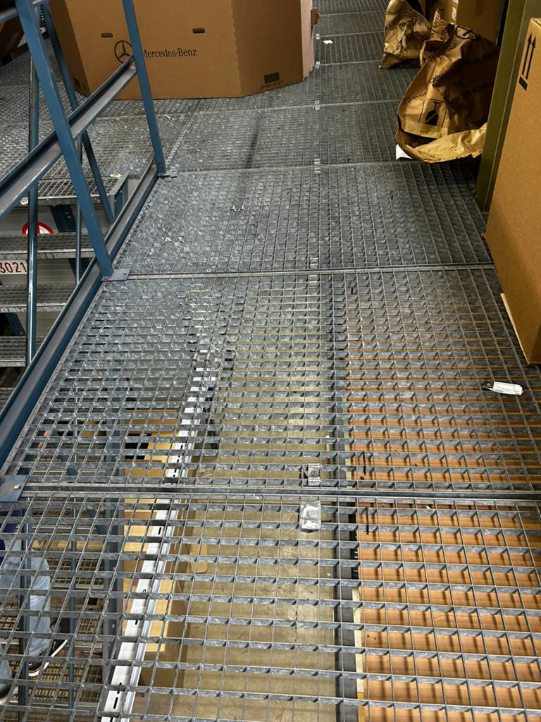 Veel roosters op een mezzanine van 650 m2 vanaf 60 eur, Ophalen of Verzenden, Zo goed als nieuw