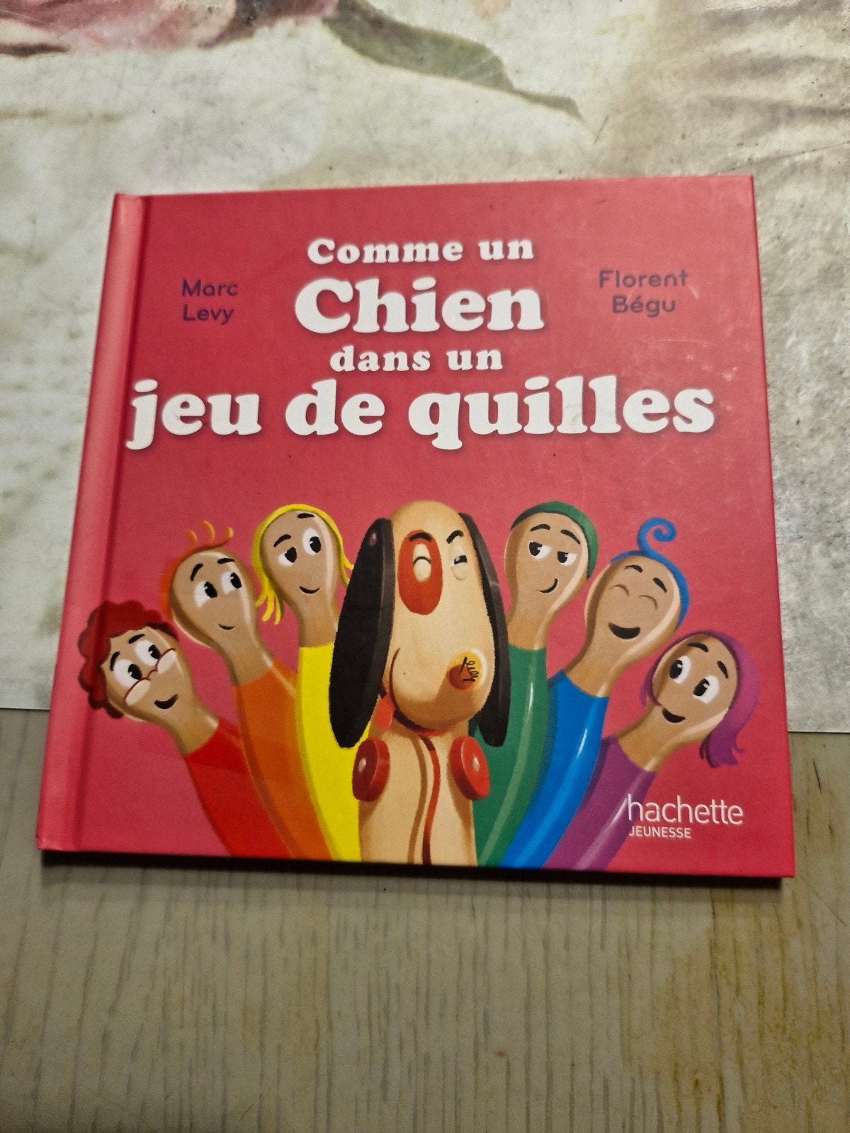 livre comle un chien dans un jeu de quilles en bonne etat, Enlèvement ou Envoi, Comme neuf