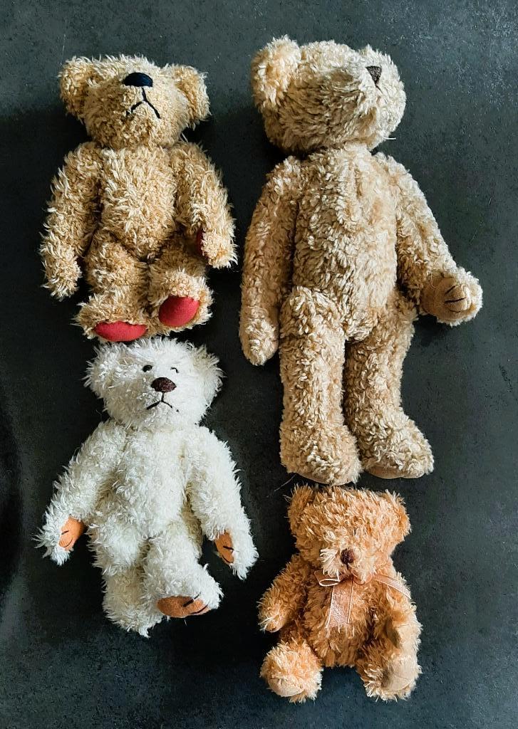Te koop: Set van 4 leuke beren in pluche., Verzamelen, Beren en Cherished Teddies, Nieuw, Stoffen beer, Ophalen