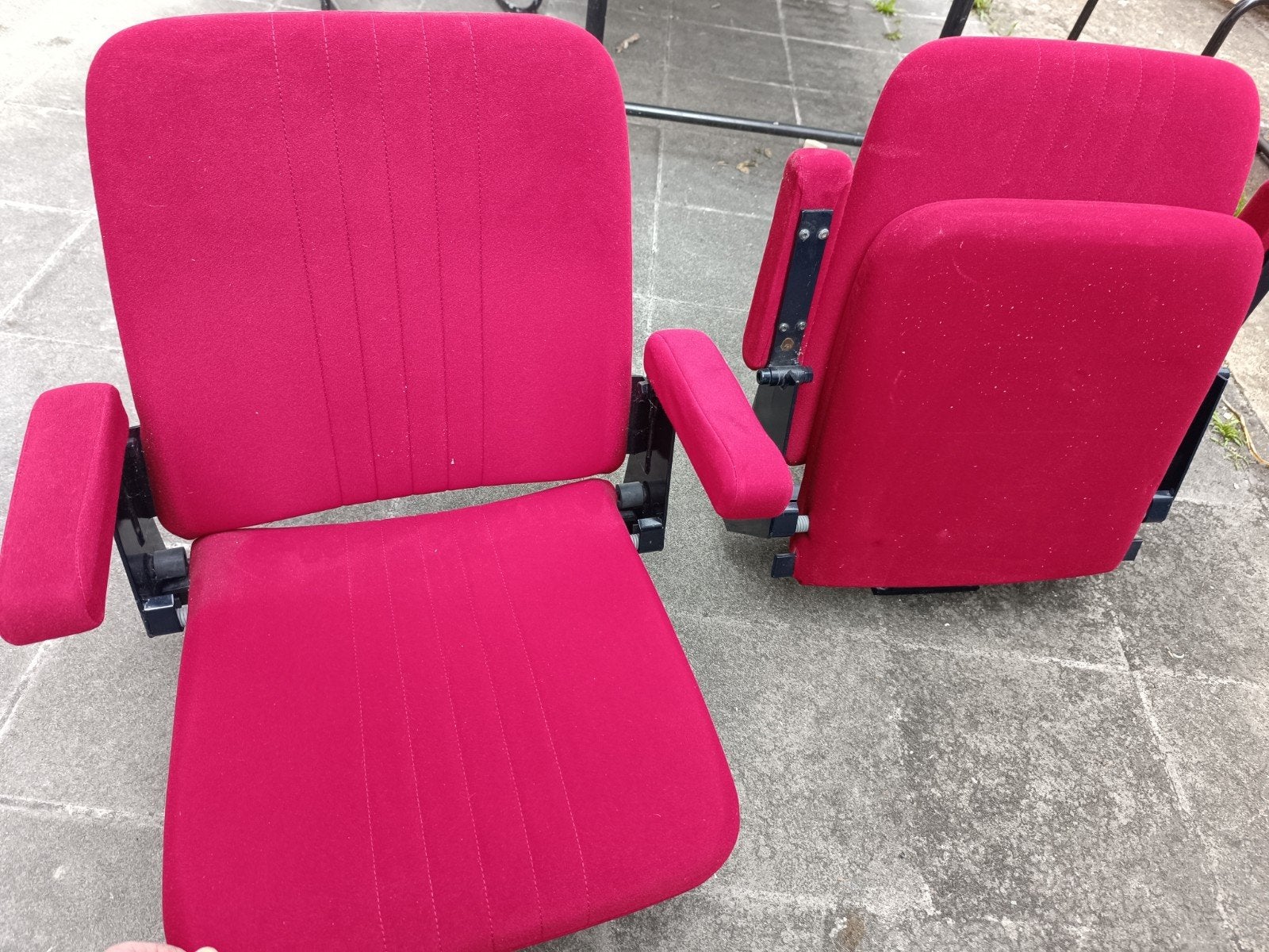 2 theaterstoeltjes, Ophalen