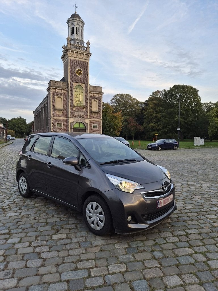 Toyota Verso-S automaat benzine (2015) Metallic Grey, Autos, Volant multifonction, Achat, Noir, 5 portes