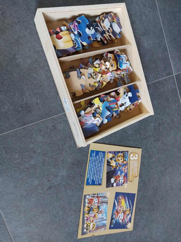 Drie paw patrol puzzels, 10 tot 50 stukjes, Ophalen of Verzenden, Zo goed als nieuw, Van hout