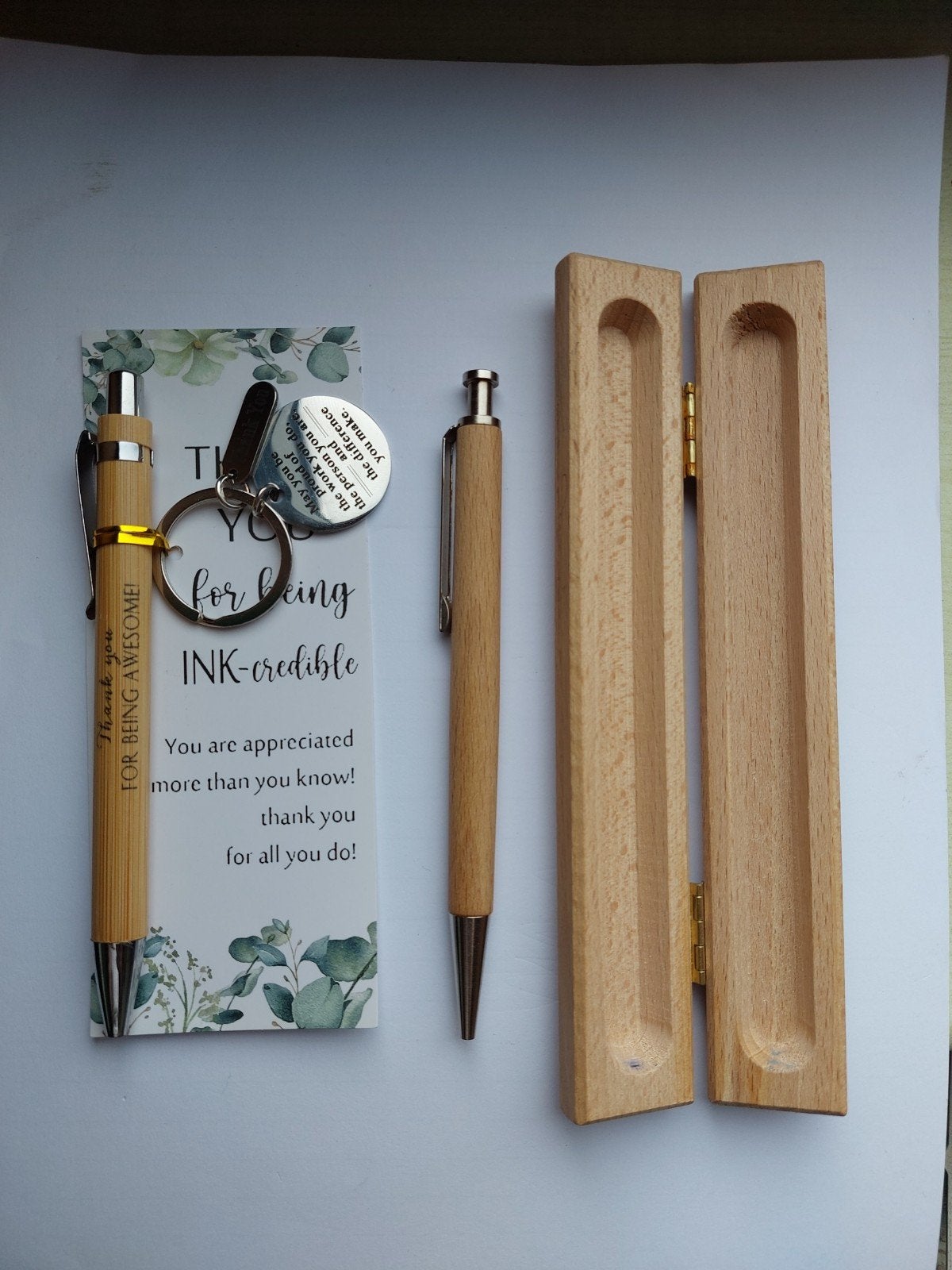 Stylos bille en bois + petit porte-clés, Enlèvement ou Envoi