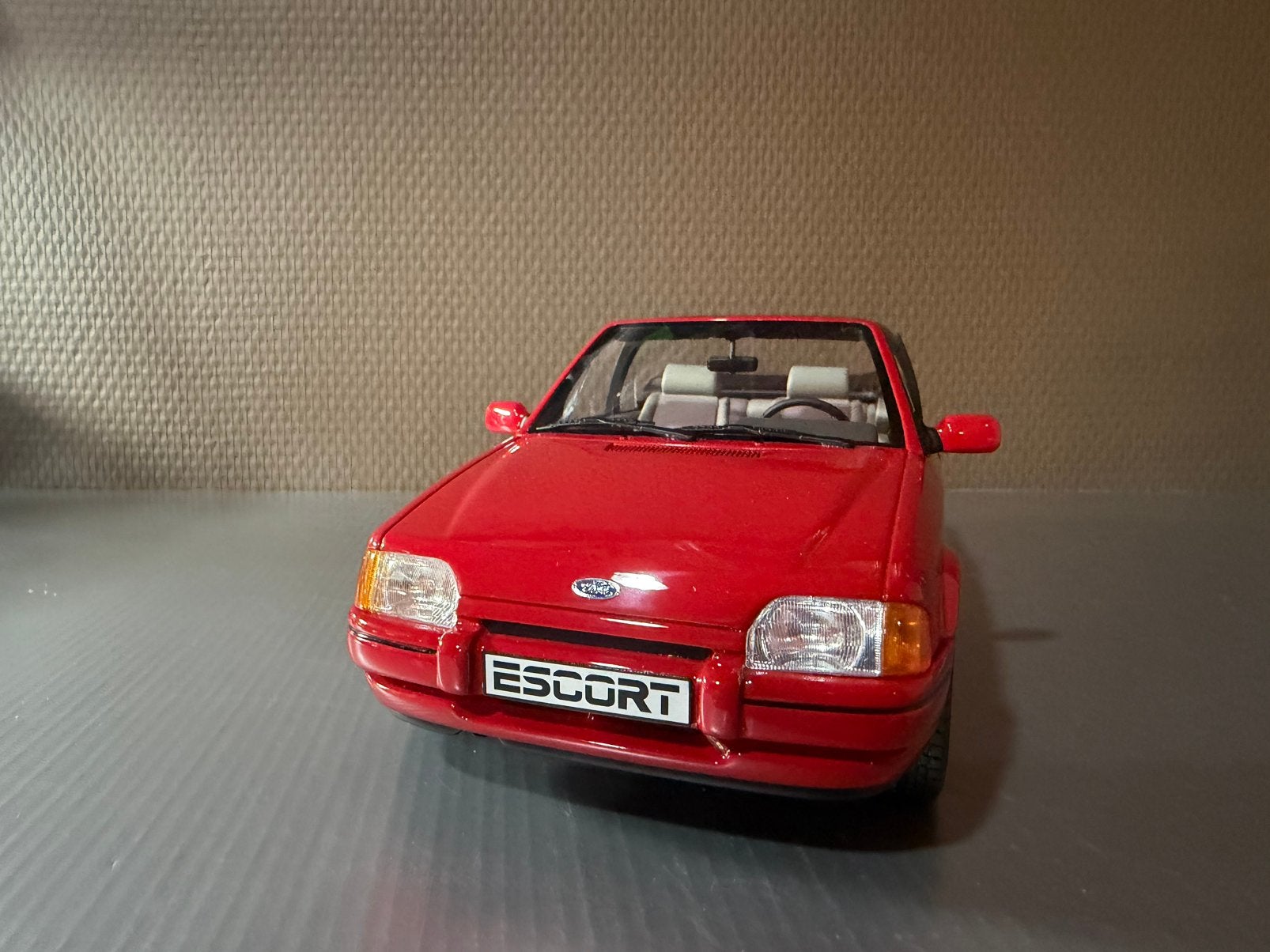 Ford Escort XR3i Cabrio MK4 1986 rood in open verpakking, Ophalen of Verzenden, Nieuw, Auto, OttOMobile