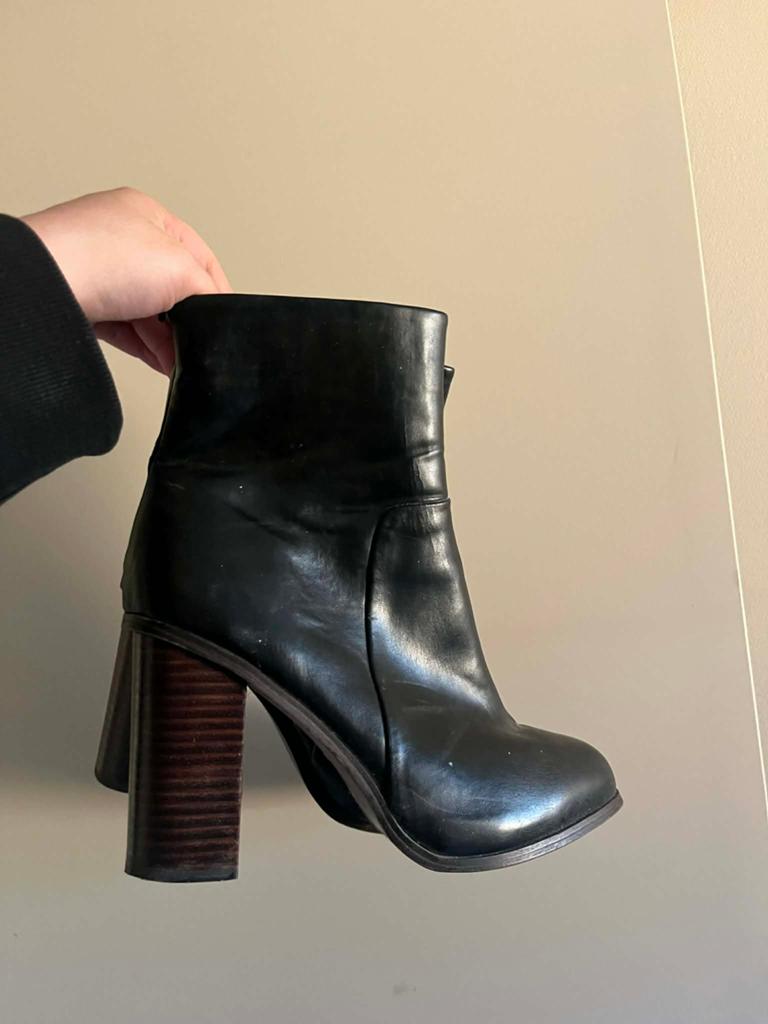 Zwarte enkellaarzen met houtlook blokhak, H&M, Kleding | Dames, Verzenden, Zwart, Lage of Enkellaarzen, Zo goed als nieuw