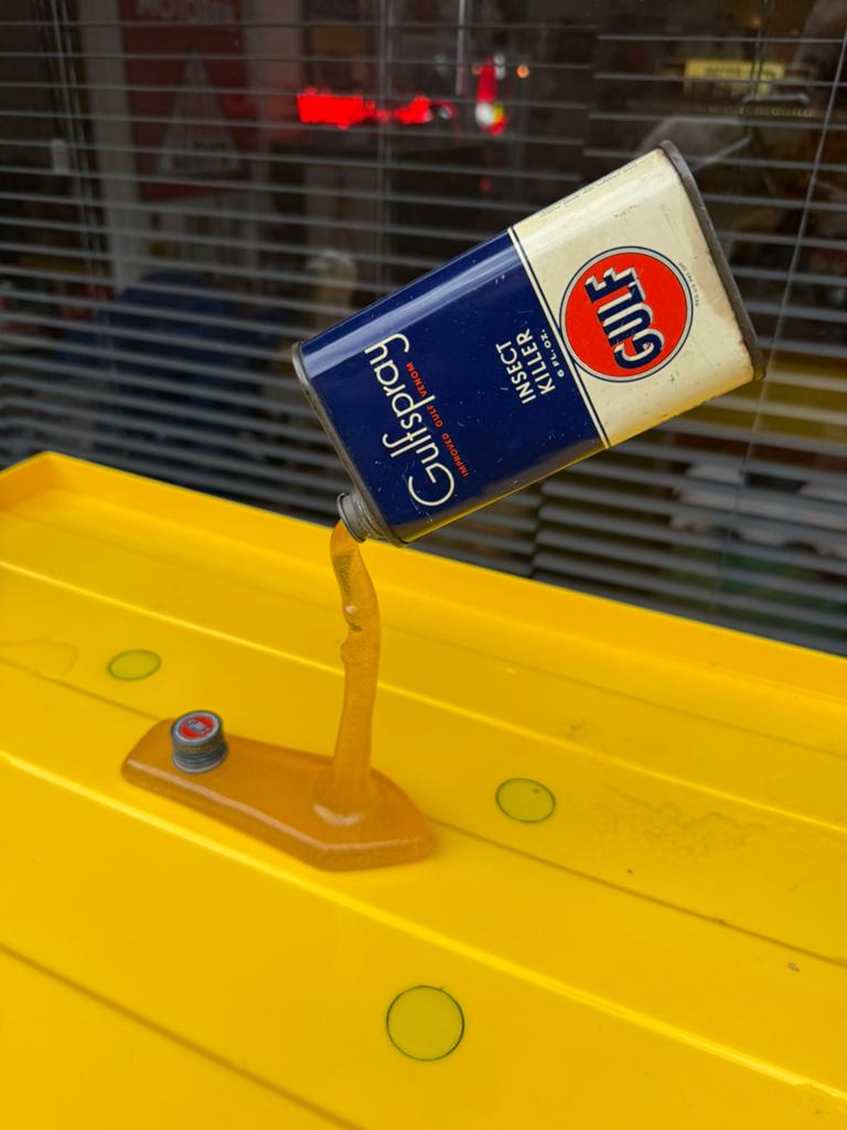 Gulf oud olie blikje met druppel display, Verzamelen, Ophalen of Verzenden, Gebruikt, Reclamebord