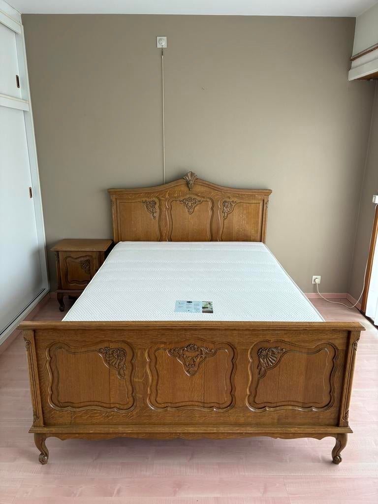 Massief eiken bed + 2 nachtkastjes in klassieke Franse stijl, Ophalen, Zo goed als nieuw