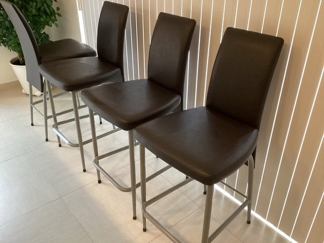 4 barstoelen - donkerbruin (kunst)leder - zeer goede staat, Ophalen, Gebruikt, Kunststof, Met voetsteun