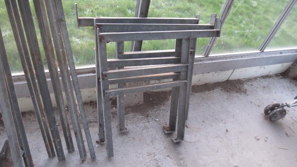 2 galvaniseerde tafels voor in serre met kruisen en dragers, Jardin & Terrasse, Verrières, Enlèvement, Conservatoire