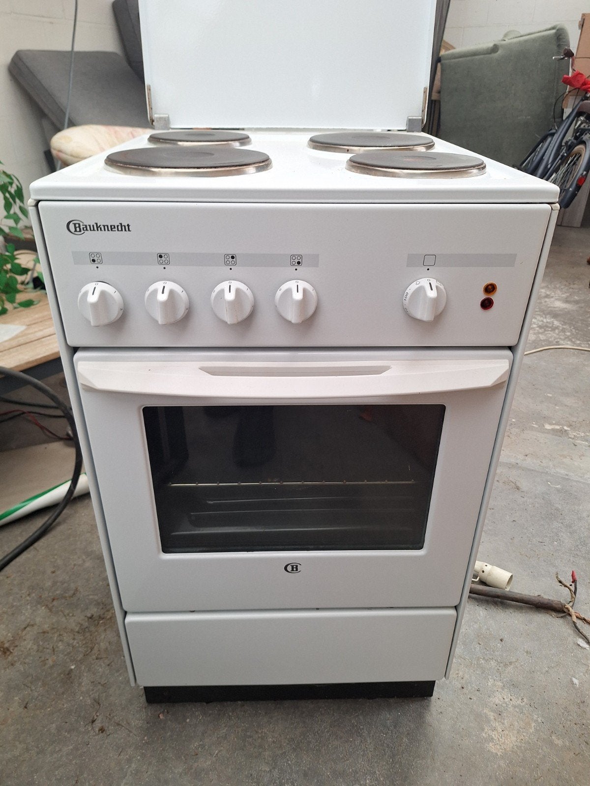 Elektrisch fornuis Bauknecht, Elektronische apparatuur, Ophalen, Gebruikt, 4 kookzones, 85 tot 90 cm