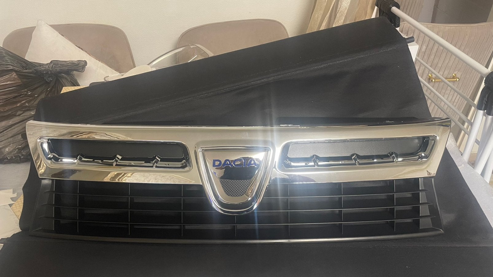 Calandre de DACIA DUSTER avec tapis de coffre, Autos : Pièces & Accessoires, Enlèvement ou Envoi, Dacia