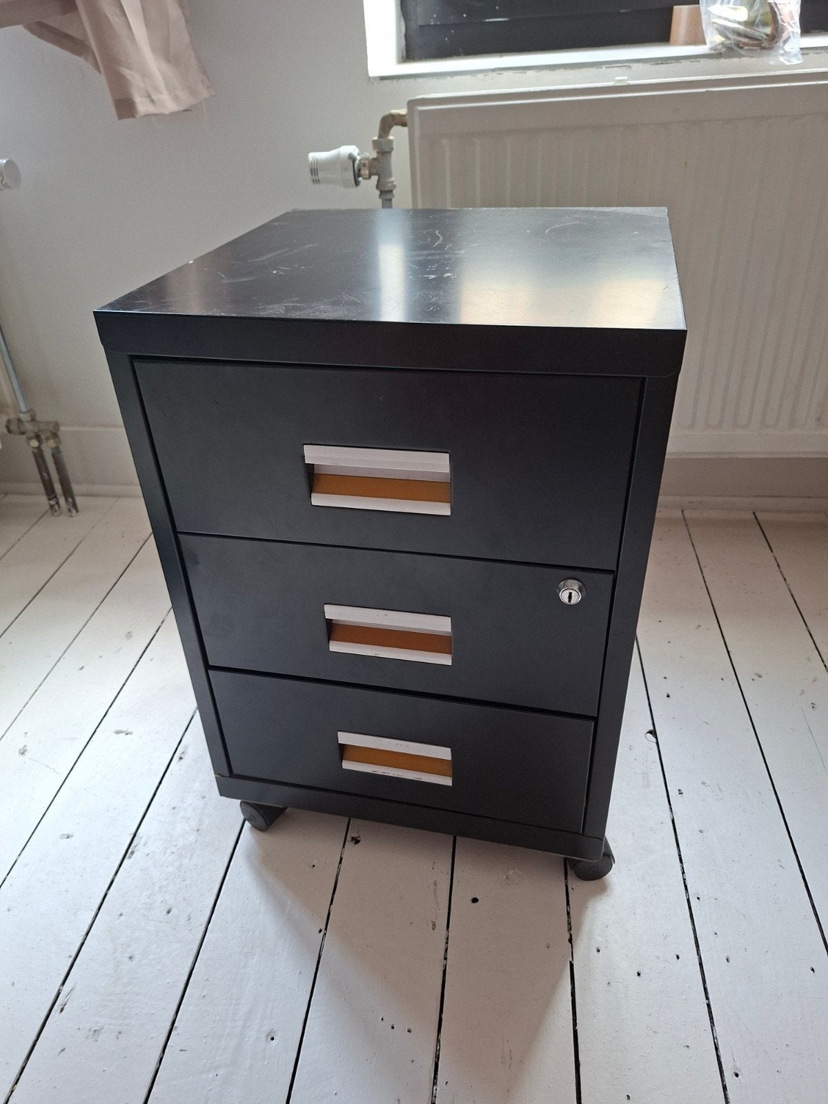 Commode sur roulettes, Maison & Meubles, Armoires | Commodes, Enlèvement