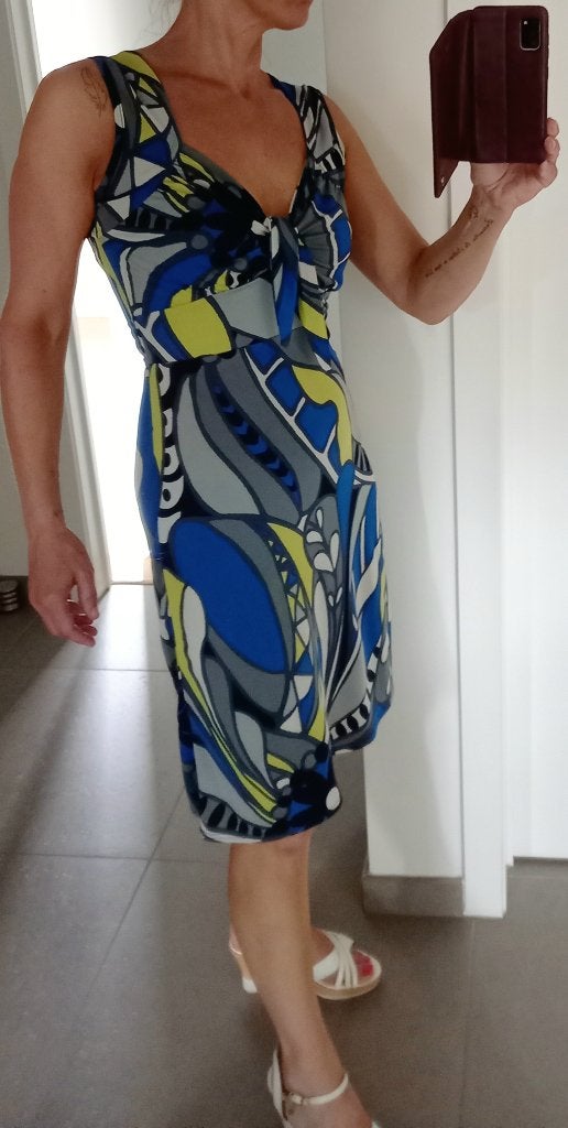 ZOMERS KLEEDJE MET FRISSE KLEUREN - GOEDE STAAT!, Enlèvement ou Envoi, Taille 36 (S), Bleu, Longueur genou