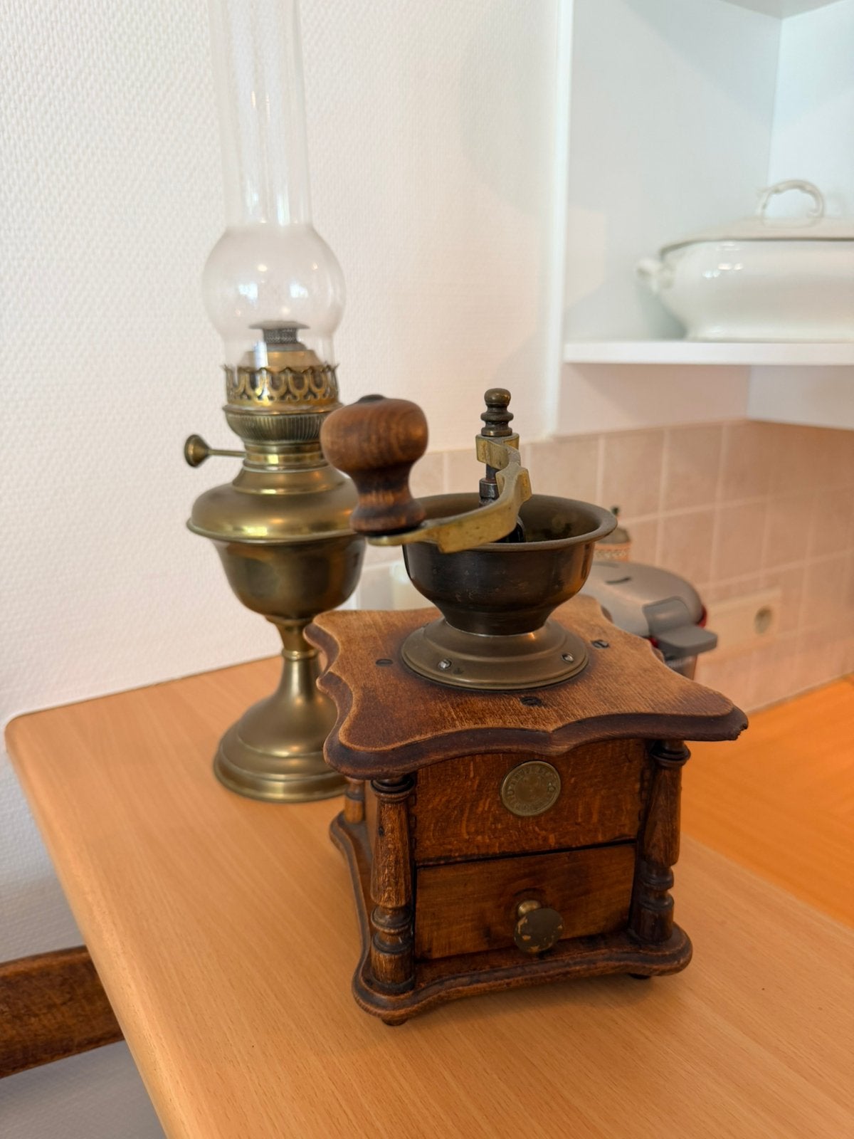 Vintage koffiemolen en olielamp, Ophalen