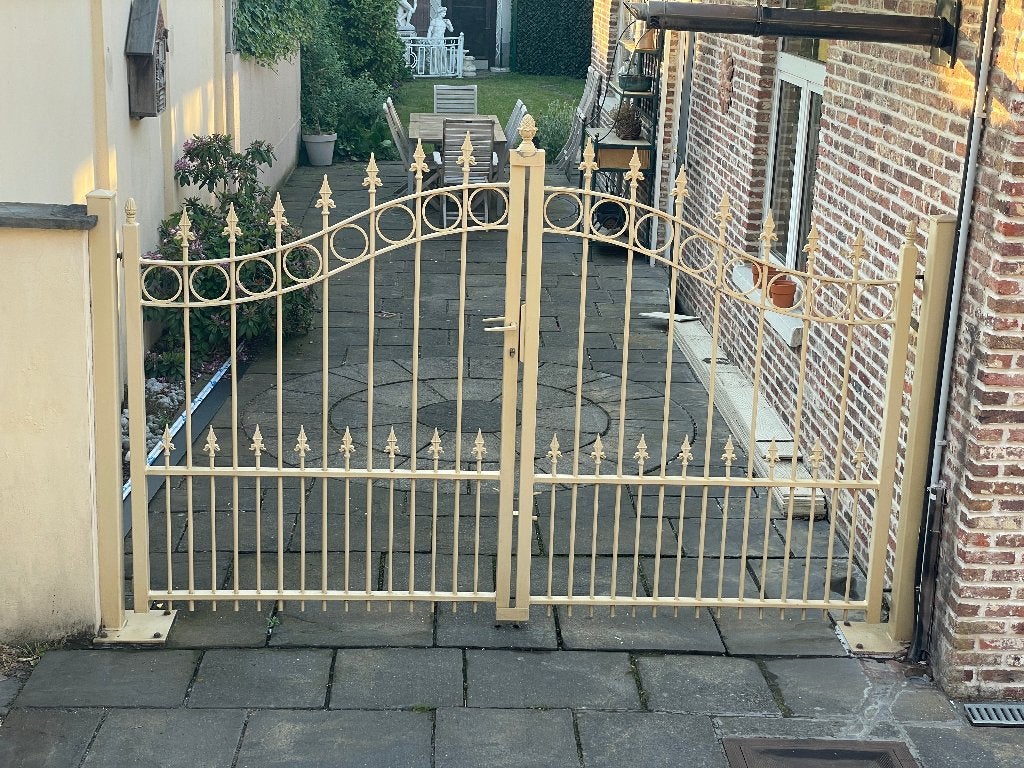 Smeedijzeren poort | Beige dubbele sierlijke poort met slot, Tuin en Terras, Ophalen, Met poort, Gebruikt, Sierhekwerk