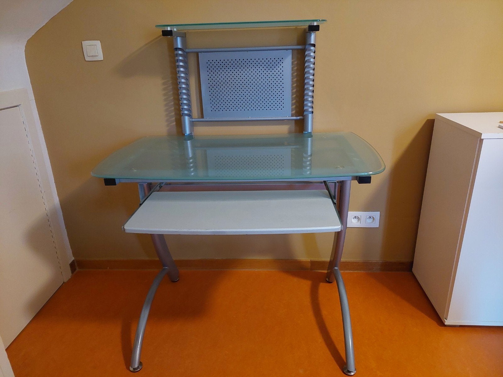 table d'ordinateur en verre, Enlèvement