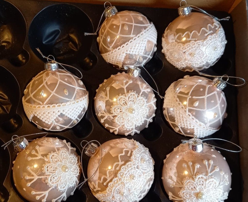 8 grote kerstballen roze met witte kant, in glas, Ophalen, Gebruikt
