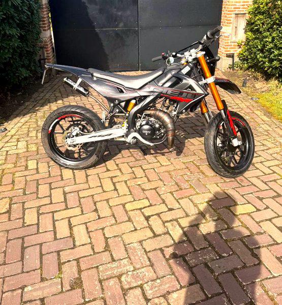 Rieju MRT Pro 50 SM Black Series 2023  7612km Topstaat, Ophalen, Zo goed als nieuw