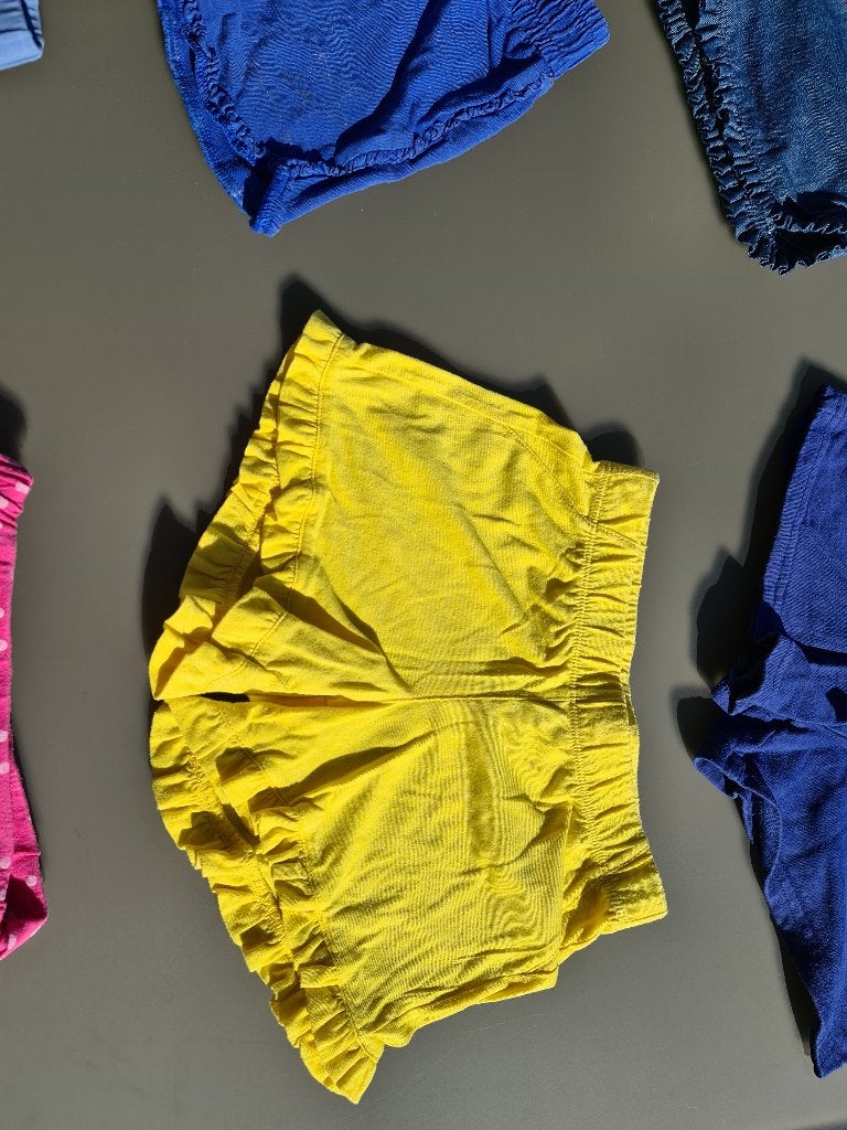 gele korte broek, United Colors Of Benetton, 116, Kinderen en Baby's, Kinderkleding | Maat 116, Ophalen, Zo goed als nieuw, Broek