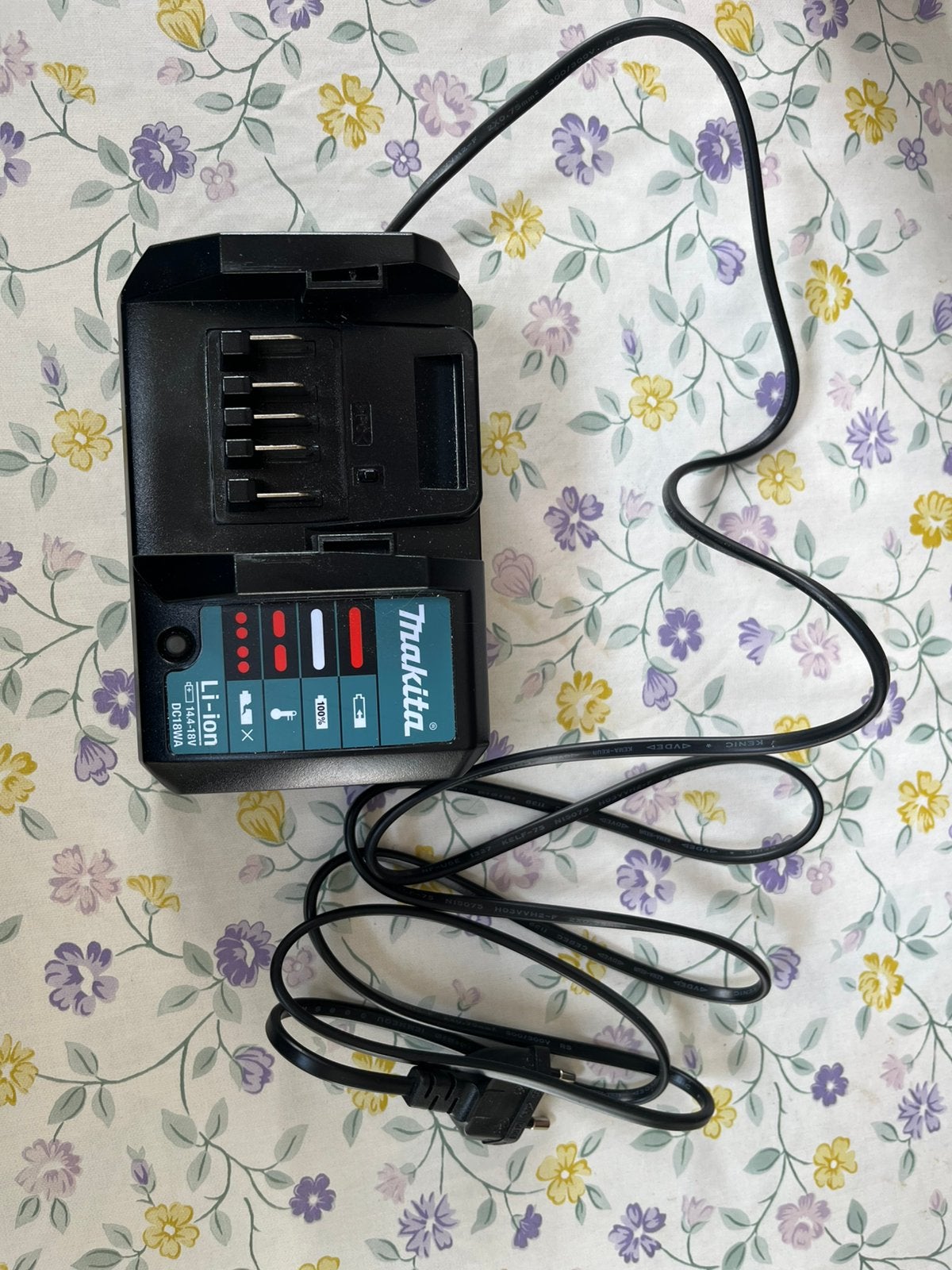 Batterij lader + twee batterijen voor Makita boormachine, Enlèvement, Comme neuf