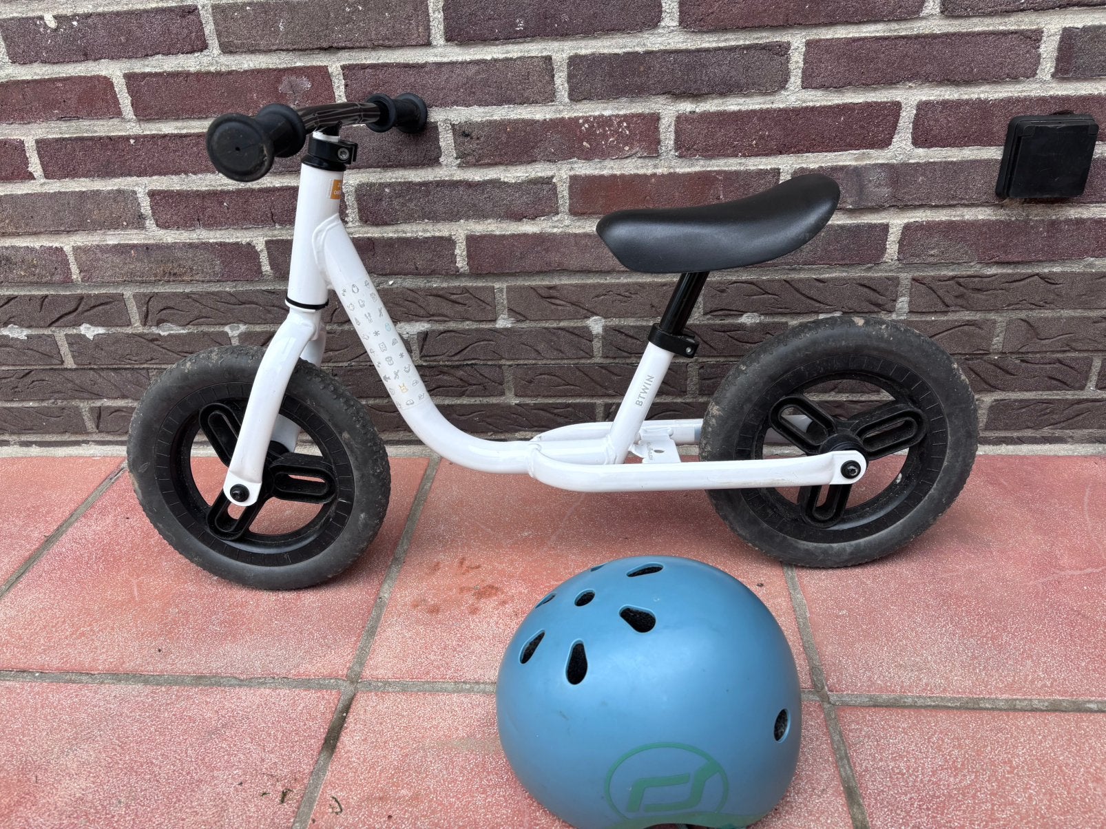 Loopfiets met helm, Decathlon, Kinderen en Baby's, Speelgoed | Buiten | Voertuigen en Loopfietsen, Ophalen, Zo goed als nieuw
