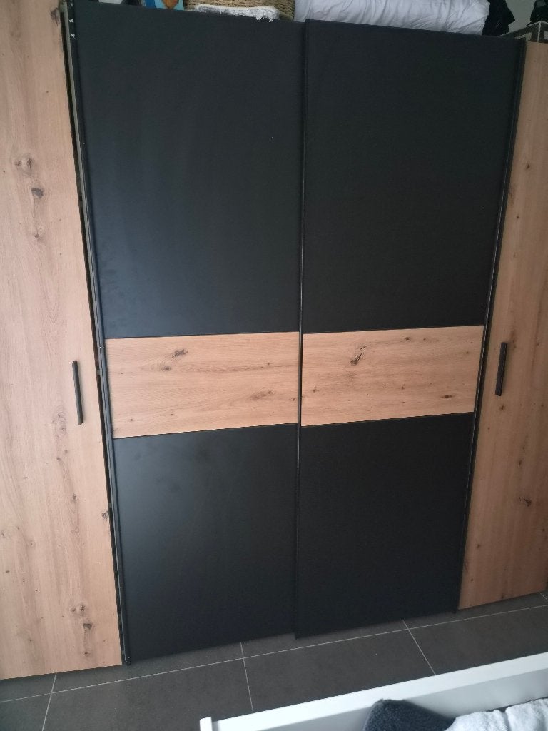 Kleerkast met schuifdeuren, Ophalen