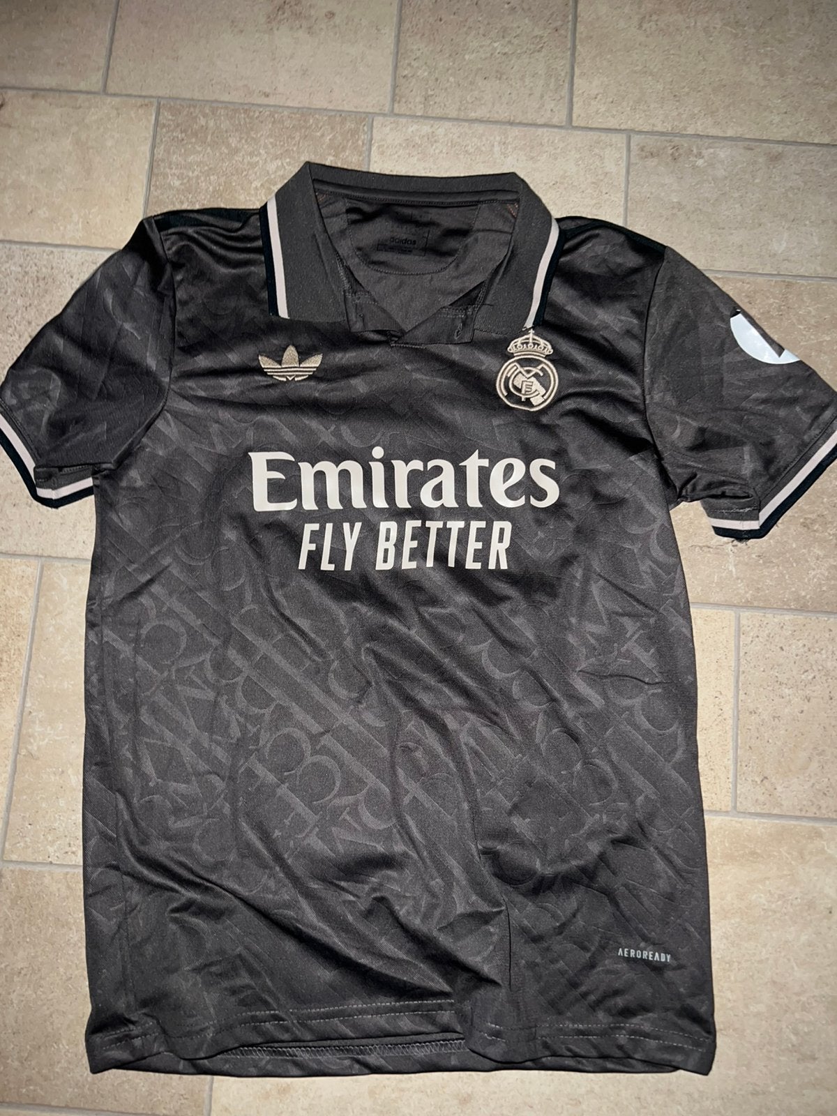 Real Madrid Bellingham #5 Zwart Voetbalshirt – Maat M, Vêtements | Hommes, T-shirts, Envoi, Comme neuf, Taille 48/50 (M), Noir