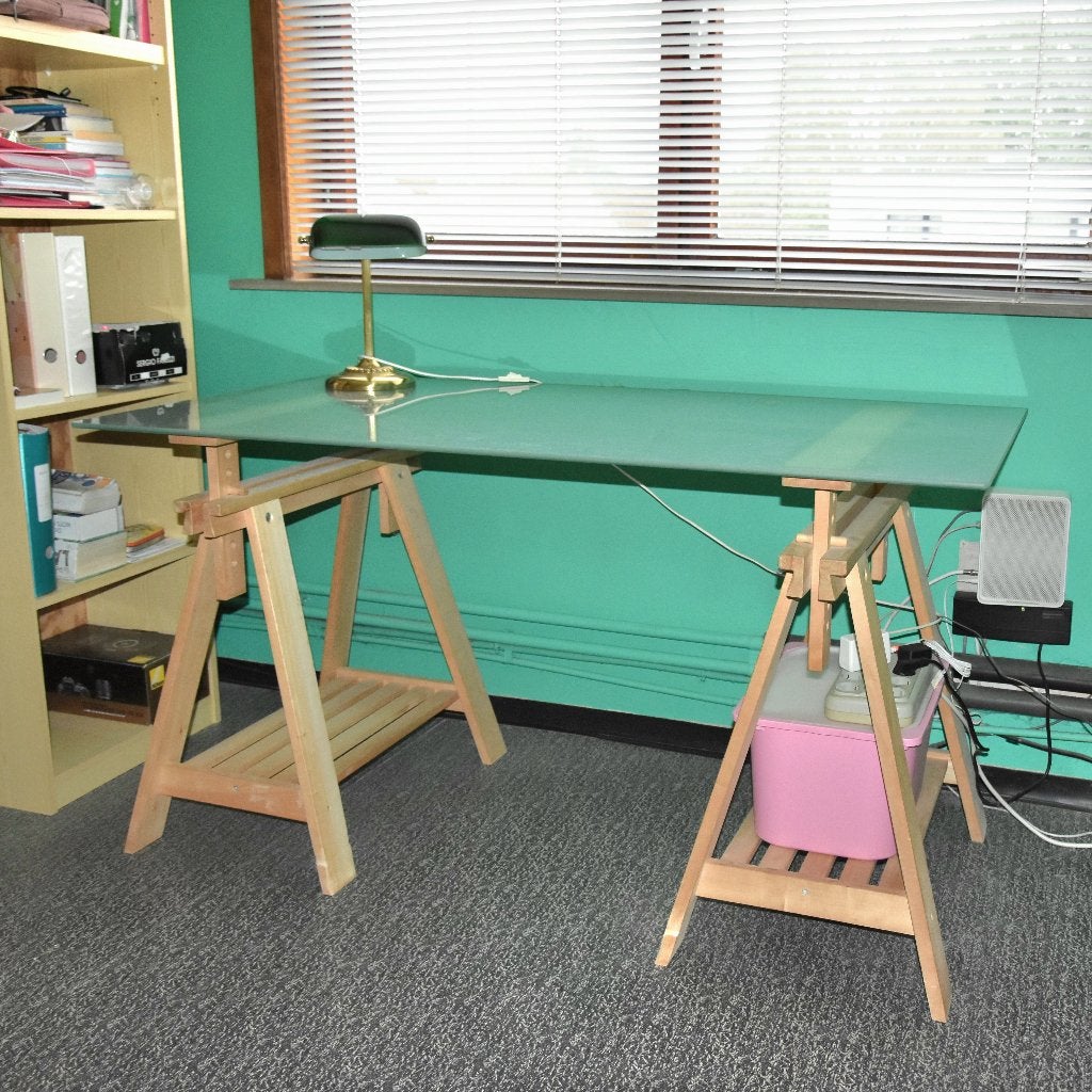 Bureau met glazen blad op schragen, Ophalen, In hoogte verstelbaar, Gebruikt, Glas