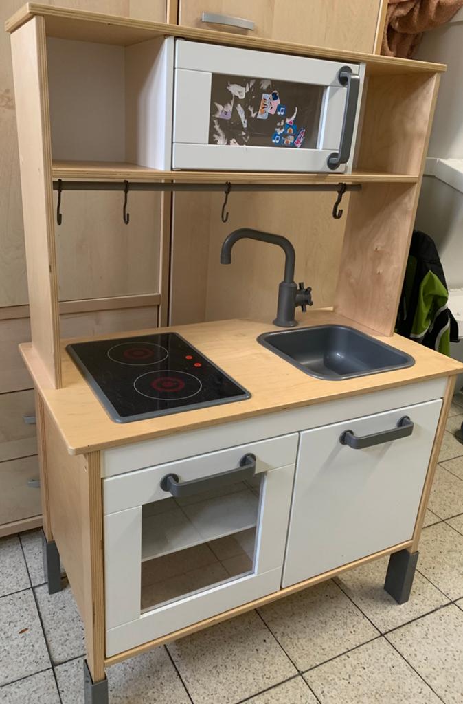 IKEA Duktig Speelkeukentje + (Houten) Speeleten & Servies!, Enfants & Bébés, Jouets | Jouer aux cuisines, Comme neuf, Jouer à la cuisine