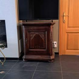 TV kast in copie antiek, Antiek en Kunst, Ophalen