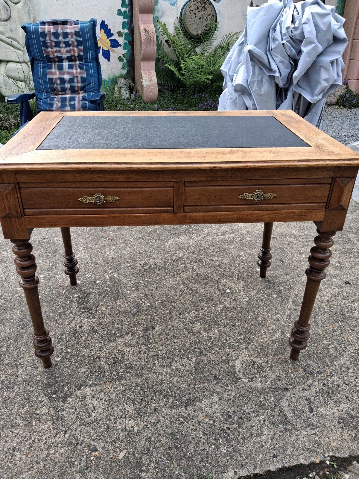 Secrétaire antique, Enlèvement